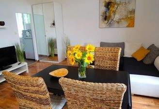 Wohnraum mit Esstisch