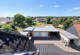 2 Garagen und Carport