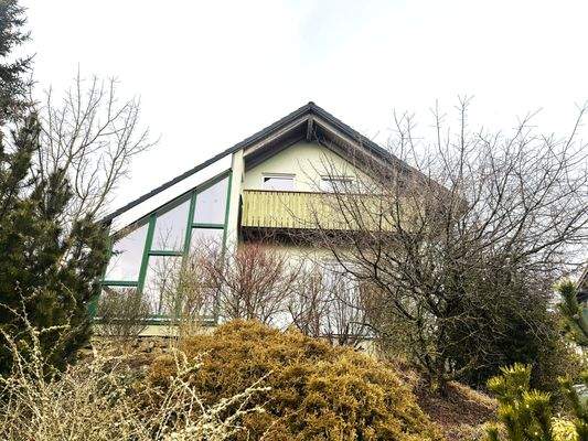 Hausansicht mit Garten