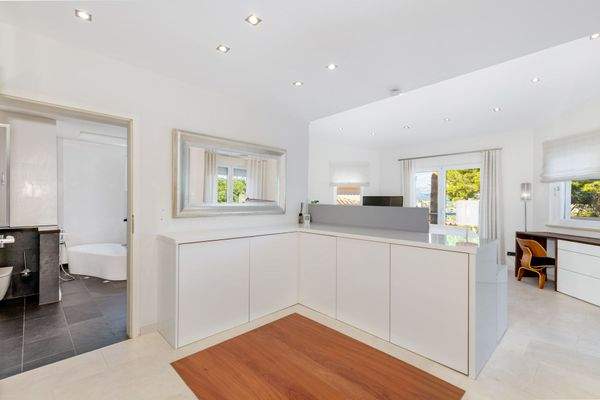 Masterschlafzimmer mit Badezimmer en suite 