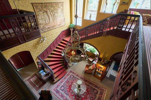 Treppenaufgang mit historischen Leuchtelement