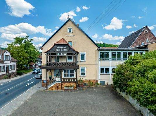 Gastronomie von Außen mit Parkmöglichkeiten 