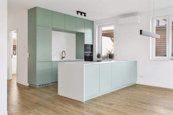 Hochwertige Einbauküche mit Kochinsel und Markengeräten