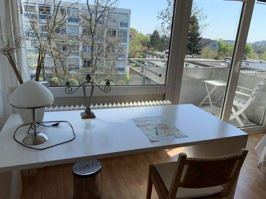 Blick vom Schreibtisch aus dem Fenster