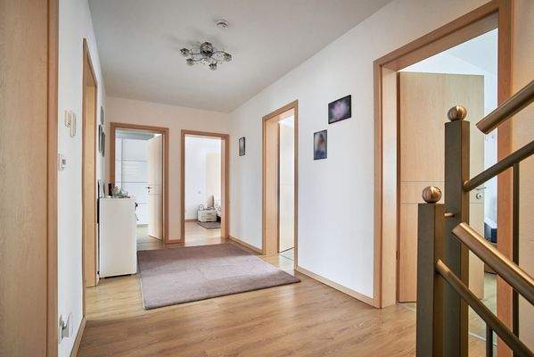 großzügiger Flur im 1. Obergeschoss