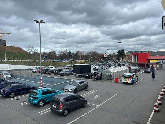 Gebäudeansicht + Parkplätze