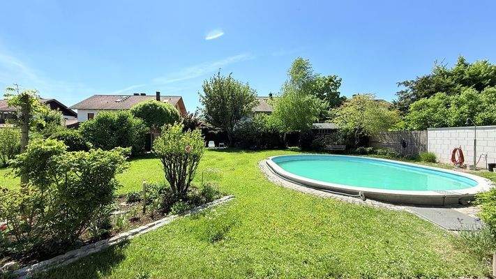 Blick zum Pool und Garten