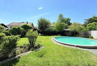 Blick zum Pool und Garten