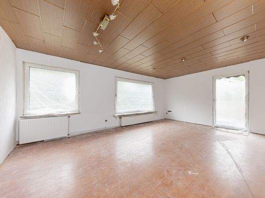 Wohnzimmer mit Balkon (2. Wohnung)