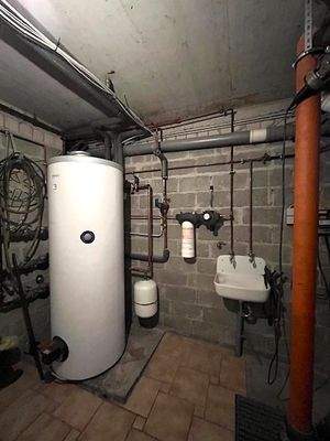Elektrischer Boiler und Ausgußbecken