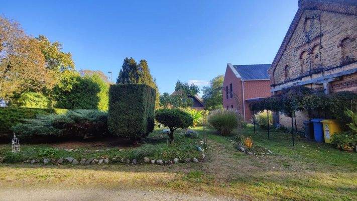 Vorgarten mit Nebengebäude