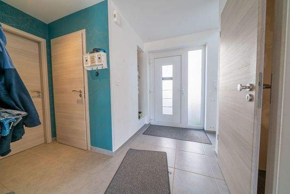 Flur mit Eingangstür