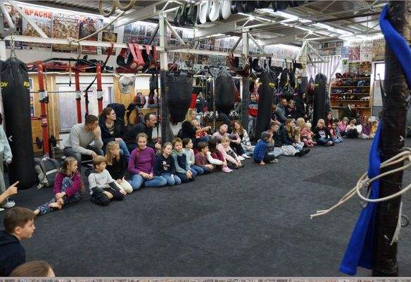 Flügel Ost Halle Platz mit Personen