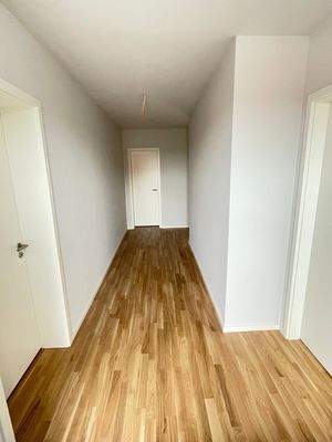 Moderner Flur mit Holzboden