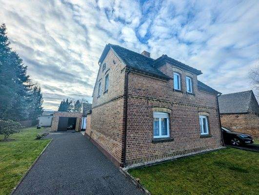 Ansicht des Wohnhauses mit zweiter Zufahrt