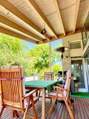 Überdachte Terrasse für herrliche Sonnenuntergänge