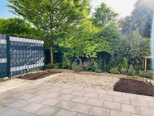 Terrasse mit der kleinen Gartenfläche und dem Blick ins Grüne