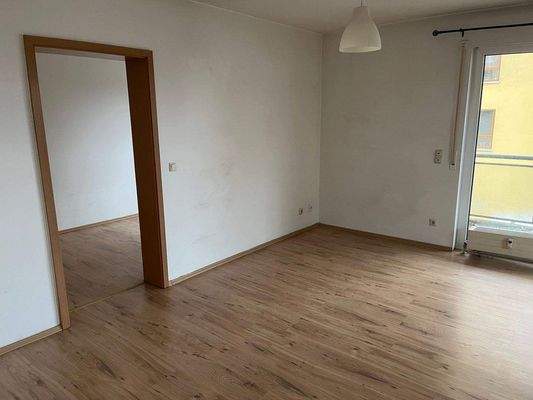 Wohn-/Essbereich mit Blick zum halben Zimmer