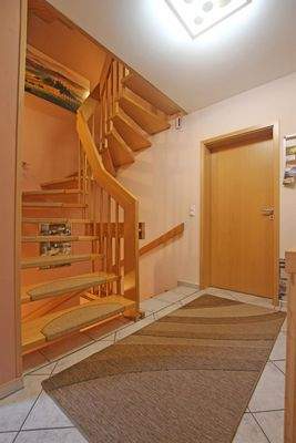 Flur Erdgeshoss - Treppenanlage