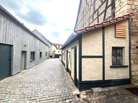 Innenhof mit Nebengebäude