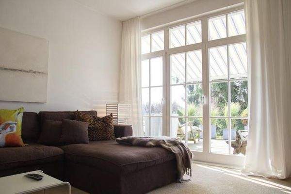 Das große Wohnzimmer mit Zugang zur Dachterrasse