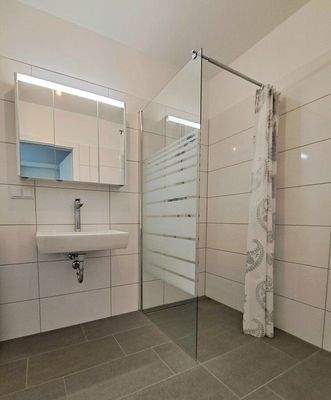 mit bodentiefer Dusche