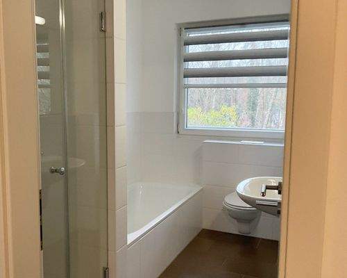 Bad mit Dusche + Wanne