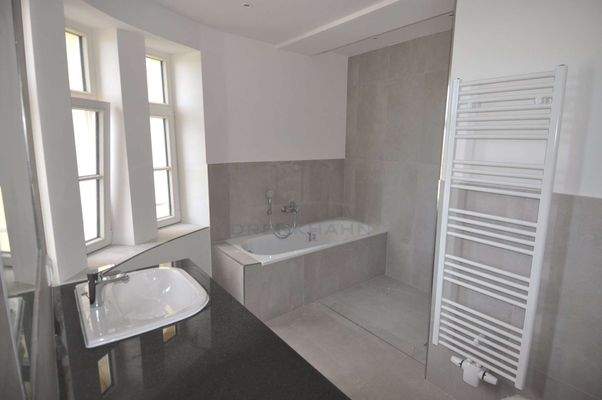 Badezimmer mit Rundbogen