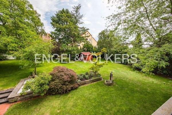 Blick vom Balkon in den eingewachsenen Garten