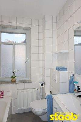 Tageslichtbad mit Wanne und Dusche