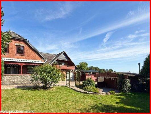 Blick vom Garten auf das Haus