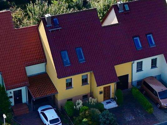 Hausansicht mit Vorgarten, PKW Stellplatz und Gara