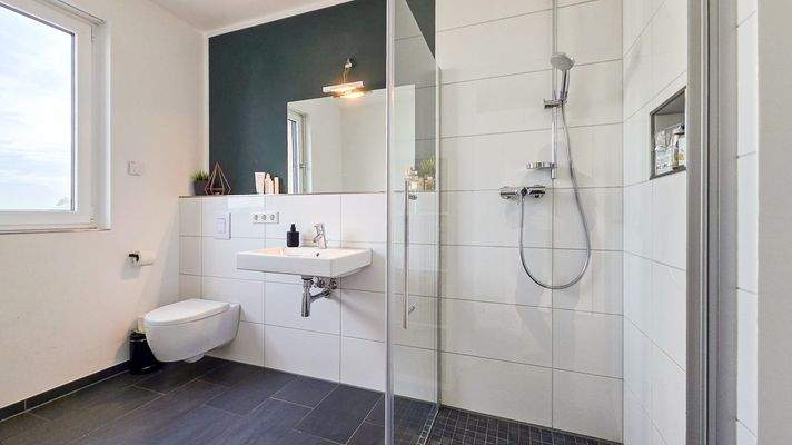 DG: Duschbad - Komfortable, bodengleiche Dusche und Badewanne