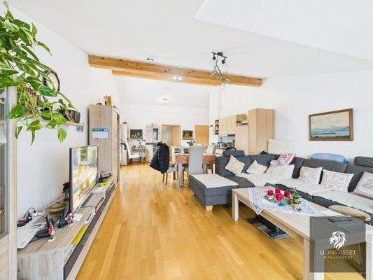 Wohnzimmer mit offener Küche