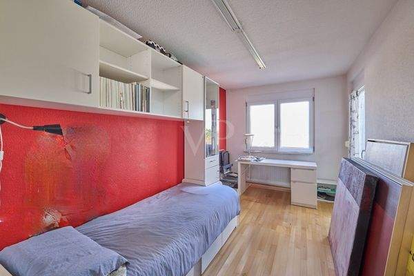 Schlafzimmer I mit Zugang zum Balkon I