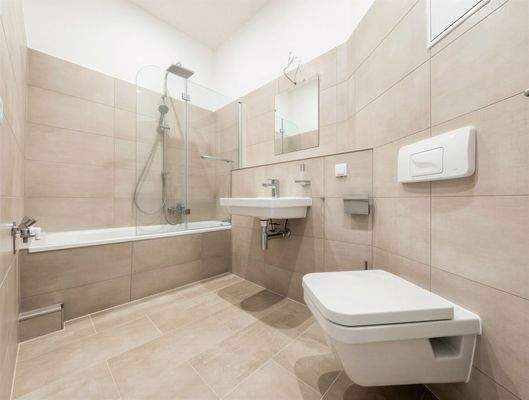 kleines innenliegendes Bad mit Wanne beige