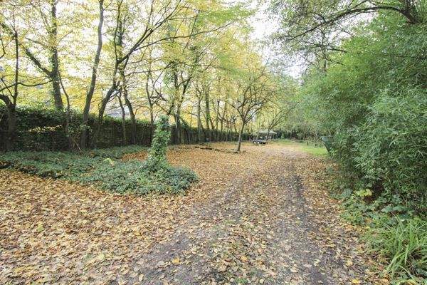 Ingesamt runden ca. 60 Stellplätze das Ensemble ab