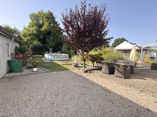 Bild Sommer 2025 eingerichtet: großer Garten