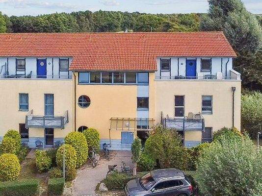  Hauseingang und Abendterrasse