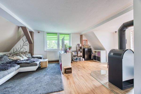 Wohnbereich im Obergeschoss mit gemütlichem Kaminofen