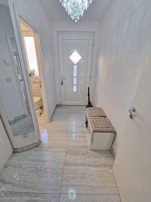 Moderner Flur mit Marmor