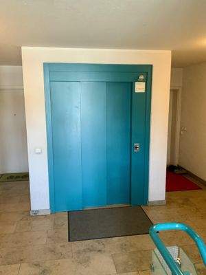 praktischer Aufzug/Hauseingang