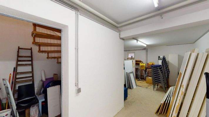 Kellerraum und Treppenaufgang