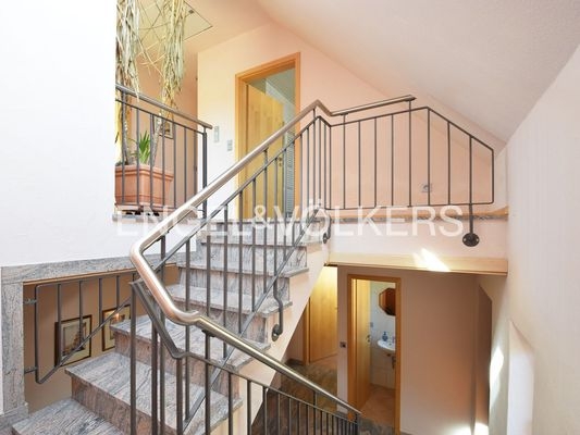 Treppenaufgang ins Obergeschoss