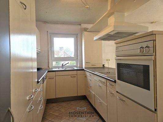 Küche mit Einbauküche