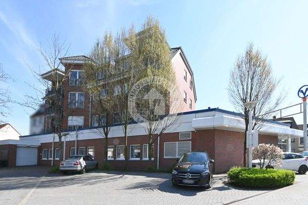 Rückansicht mit Blick auf die Pkw-Stellplätze und die Garage