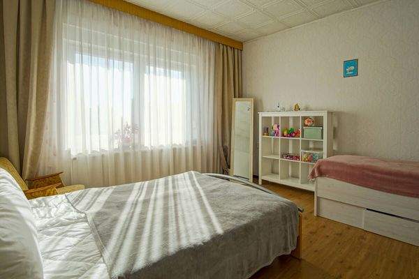 großes Zimmer im Obergeschoss 1