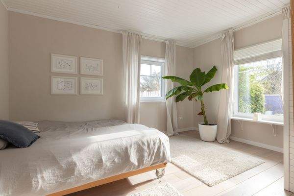 Großes Schlafzimmer mit Blick in den Garen