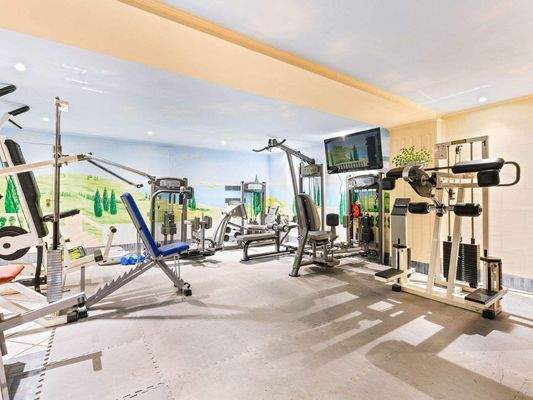 großzügiger Fitnessbereich