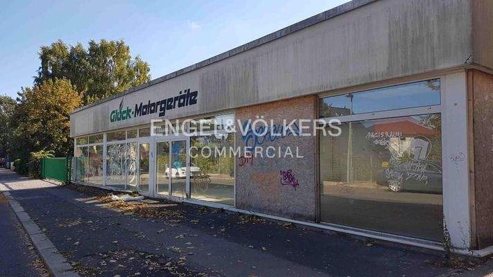 Straßenfassade Pavillon